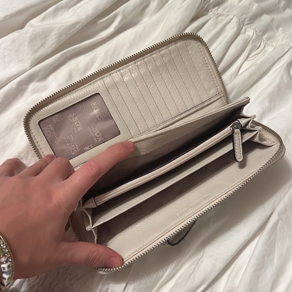 Micheal Kors White Wrist Bag - Picture 3 of 3